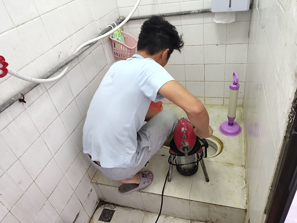 唐山镇管道堵塞冒臭气 专业师傅现场解决问题
