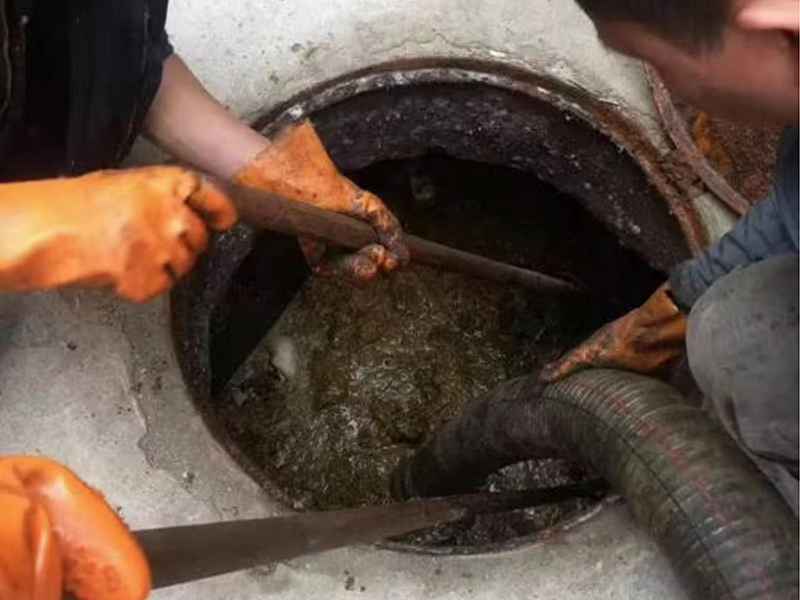 唐山镇清理化粪池时如何避免沼气的危害？